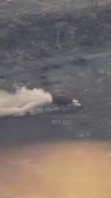 Наш танк прорывает дорогу пехоте по минному полю