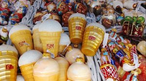 Базар елочных украшений в центре столичного ГУМа у фонтана.