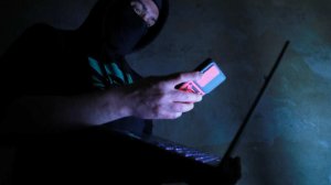 Мошенники наживаются на новогодних праздниках за счет фейковых подарков