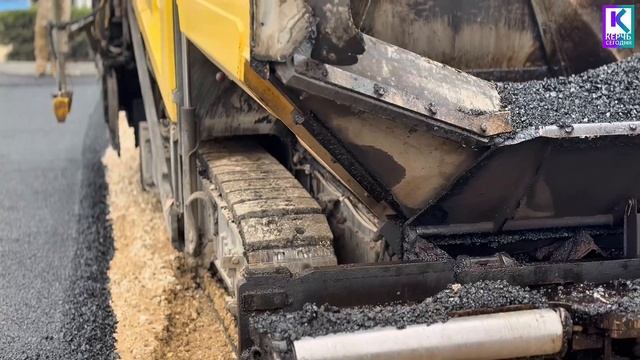 На центральном стадионе Керчи приступили к укладке первого слоя асфальта смотреть онлайн