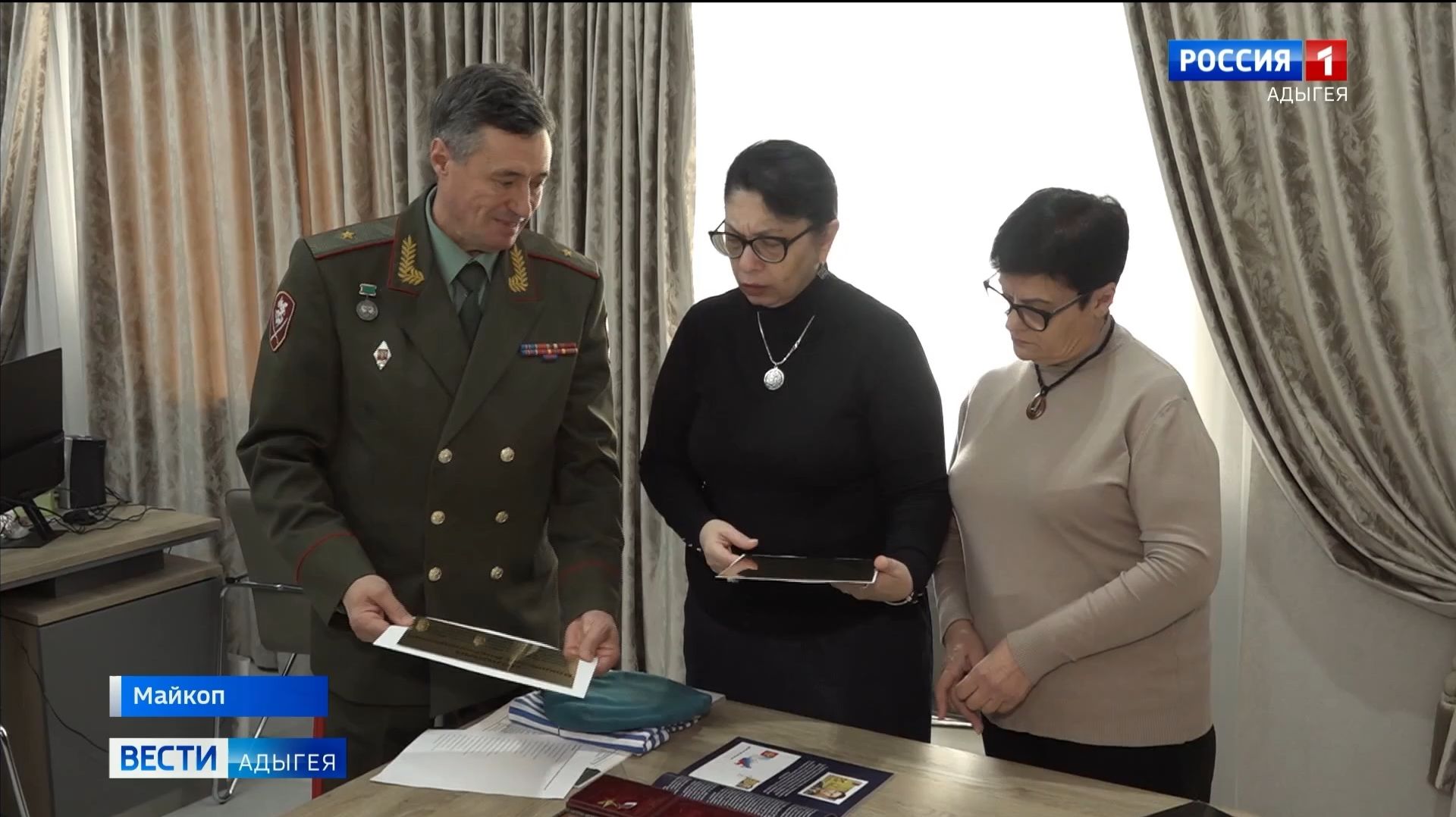 Брат Героя России Владислава Долонина передал музею личные вещи, документы и звезду героя.