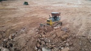 Part_12. Строительство дороги с использованием горного камня. Бульдозер толкает камни.