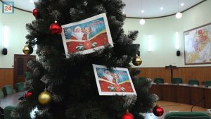 Коммунальщики Абакана пополнили ряды Дедов Морозов, сняв с «Ёлки желаний» мечты ребятишек