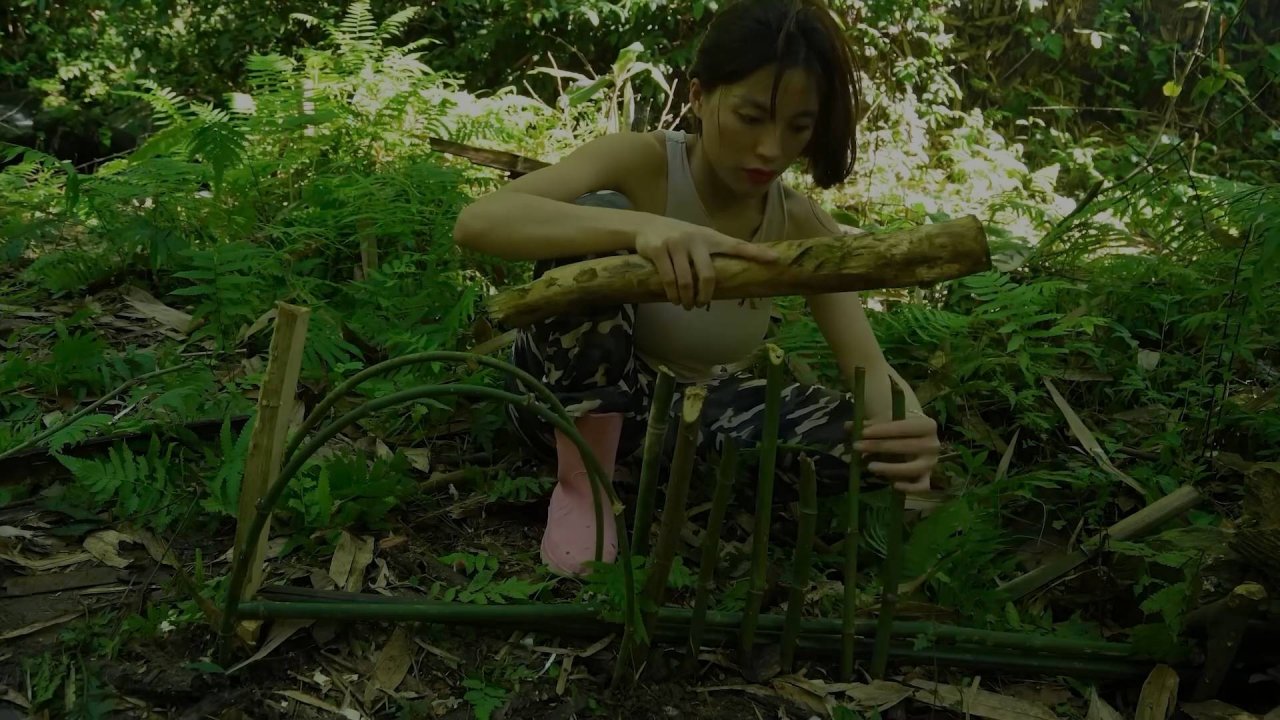 Красивая ДЕВУШКА ночует 7 дней В ЛЕСУ | ВЫЖИВАНИЕ В ОДИНОЧНОМ КЕМПИНГЕ В ТРОПИЧЕСКОМ ЛЕСУ | АСМР