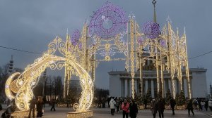 В ожидании Нового года ВДНХ преображается в настоящую зимнюю сказку 🎄☃️❄️