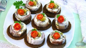 РУЛЕТИКИ ИЗ СЕЛЬДИ С ПЛАВЛЕНЫМ СЫРОМ