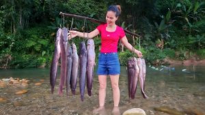 Сделала из бутылок ловушки для рыбы и поймала много рыбы.