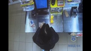 Саратовчанка за чужой счет сходила в кафе и запаслась продуктами