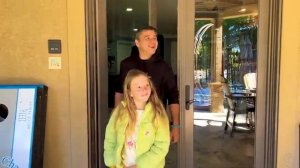 Настя учится правилам безопасности детей в лесу