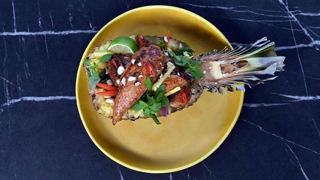 Лодочки с курицей в ананасово-имбирном глянце