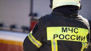 Крыша жилого дома загорелась на площади 100 кв. м на северо-западе Москвы