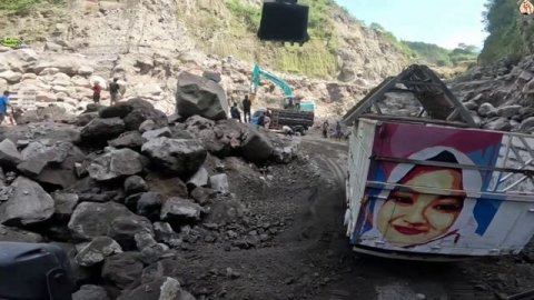 Строительство, экскаватор копает песок