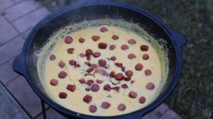 Гороховый суп пюре с копчеными колбасками в казане