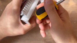 Замял корпус отвёрткой при разборке. Хитрый способ восстановить пластик за секунды, будет как новый