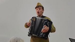 "ПОСЛЕДНИЙ БОЙ"
М.Ножкин.
Играет на баяне и поёт Матвей Петров.