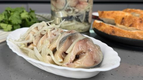 СКУМБРИЯ малосольная с луком, какая же она ВКУСНАЯ! Проще рецепта просто нет!
