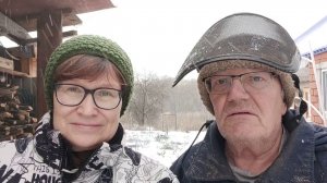 Дверь на чердаке, дрова в дровянике, лошадки на нитке, снег везде. Живем в деревне. Декабрь 2025