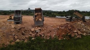 Part_13. Строительство дороги с использованием горного камня. Бульдозер толкает камни.