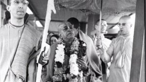 Лекция Шрилы Прабхупады 10.12.1975, Вринлаван. ШБ 7.6.8. Перенаправьте привязанности на Кришну.