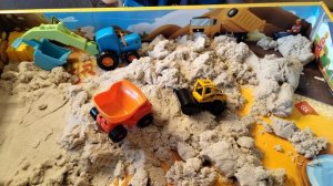 Синий трактор на стройке. Строим замок для принцессы. Часть 1