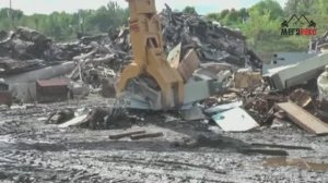 Грейфер сминатель - перегружает и прессует металлолом одновременно.