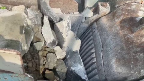 Строительство, дробление щебёнки