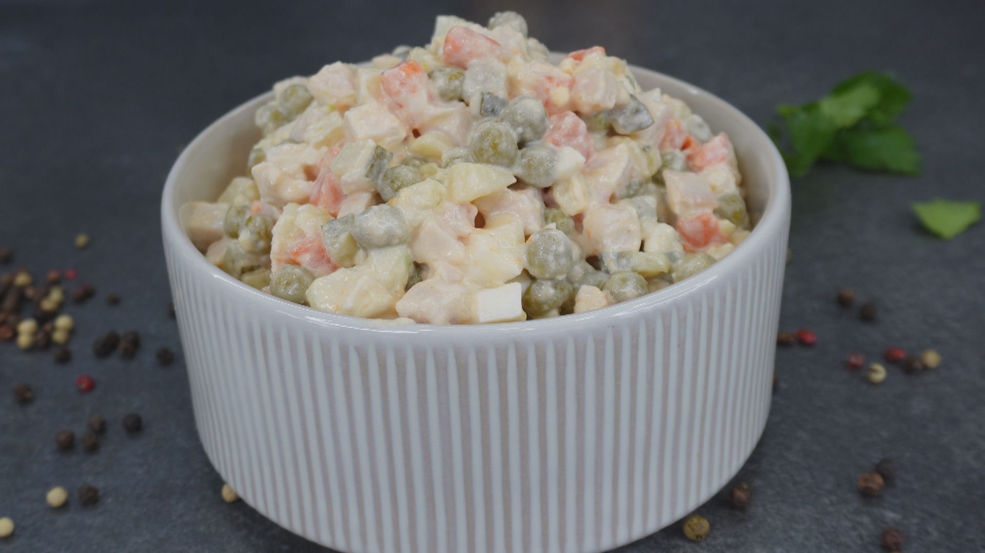 Подслушала рецепт Оливье у звездного повара. Именно его буду ставить на новогодний стол!