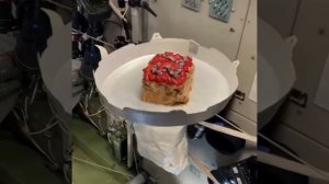 "На МКС провожают экипаж, в честь события — космический торт