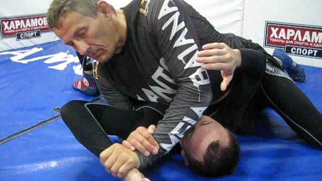 2017 год. Из положения поперек работаем над удушениями, рычагами и узлами.