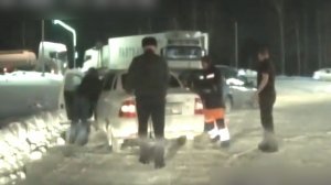 Автоинспекторы оказали помощь водителю, попавшему в затруднительное положение в Кемерове