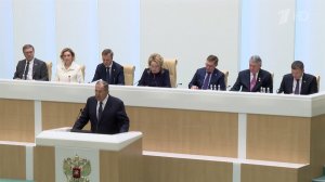 Глава МИД РФ Сергей Лавров рассказал сенаторам о контактах с США по Украине.