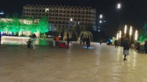 Путешествие по парку Дербента в парке большой с музыкой фонтан, туристы отдыхают