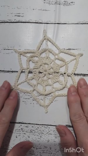 Новогодняя снежинка крючком за пять минут, легко и просто. МК по вязанию🔥