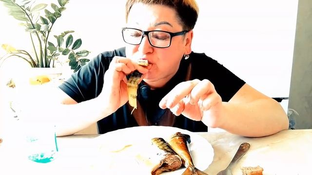 Вот это рыбка/Какая, жадная у Юльки хозяйка,А , я, пожру и похудею😉/ Мукбанг  жирная скумбрия!