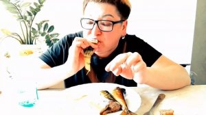 Вот это рыбка/Какая, жадная у Юльки хозяйка,А , я, пожру и похудею😉/ Мукбанг  жирная скумбрия!