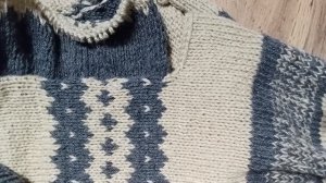 Джемпер спицами из толстой пряжи с пышными рукавами