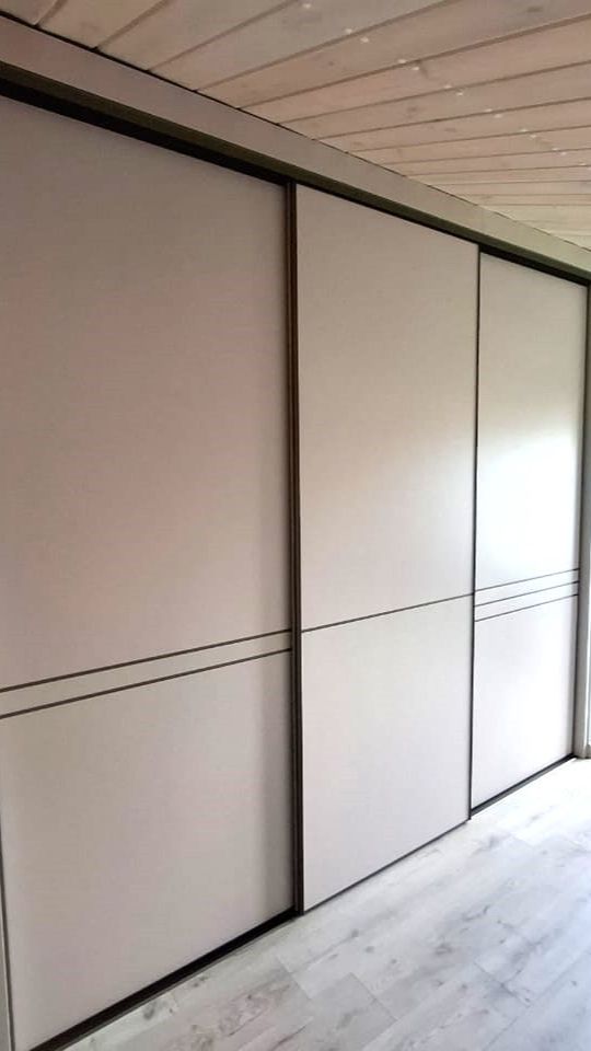 Кристиан - стильный, встроенный трехстворчатый шкаф купе в спальню, фасад ЛДСП, цвет бежевый