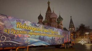 Главную новогоднюю ель страны доставили в Кремль. Столетнее дерево высотой 26 м готовили...
