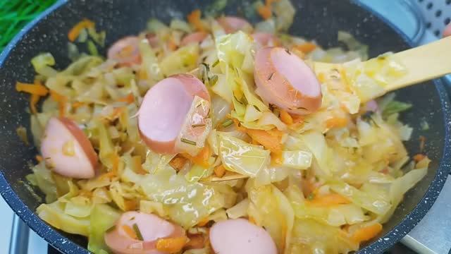 Тушёная капуста с сардельками (солянка из капусты)🥦