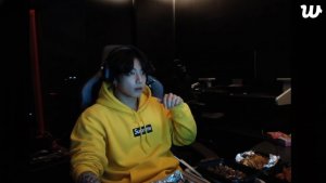 В прямом эфире🔴Чонгук показал фото Чимина и его девушки на пляже в прямом эфире Weverse.