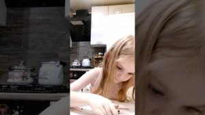 делаю из глины фигурку