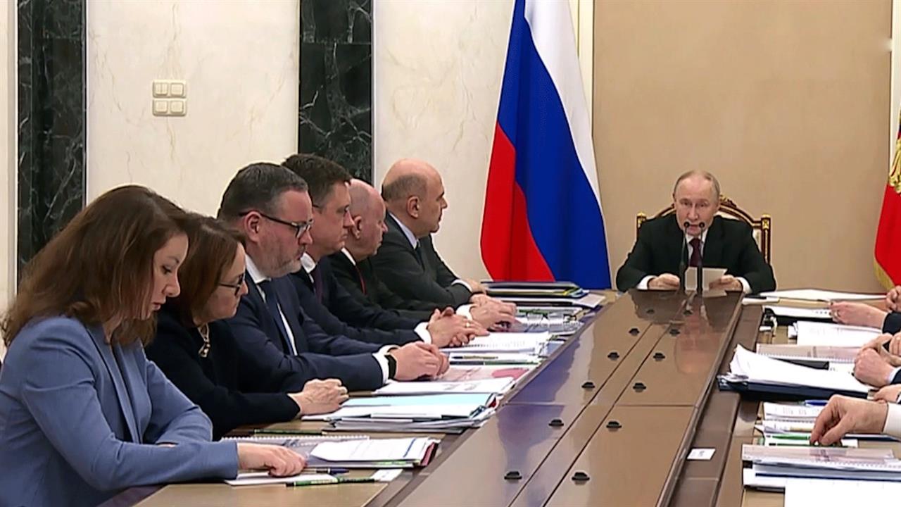 Владимир Путин поднял вопрос о повышении зарплат бюджетников и пенсий.