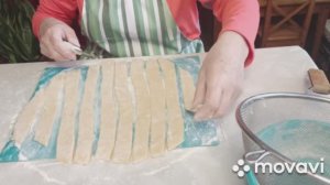 Уральский зимний день: пеку чак-чак к чаю, а Саня крутит русскую колбасу