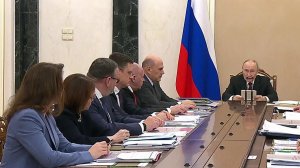 Пенсии должны расти темпами не ниже инфляции, заявил В. Путин на совещании по экономическим вопросам