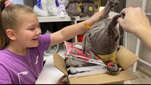 БАСИКИ примеряют новую Новогоднюю одежду / Семейка Басиков и Мисс Фаина