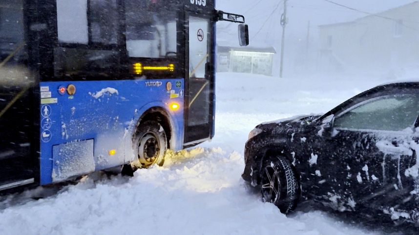 Третьи сутки снегопада: на Камчатке продолжает бушевать циклон