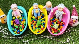 Мультики для девочек. Смешиваем куколки и бусики в ярких ванночках. Смотреть мультики для малышей.