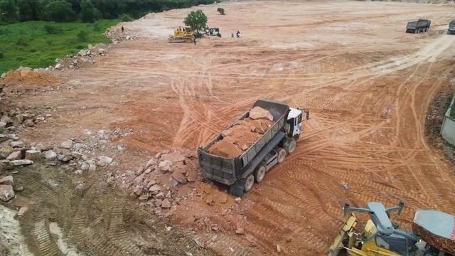 Part_14. Строительство дороги с использованием горного камня. Бульдозер толкает камни.