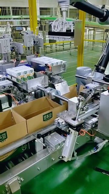 Выгрузка пакетов сока в гофротару с помощъю коллобаративного робота