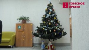 Дети из малообеспеченных семей получают новогодние подарки